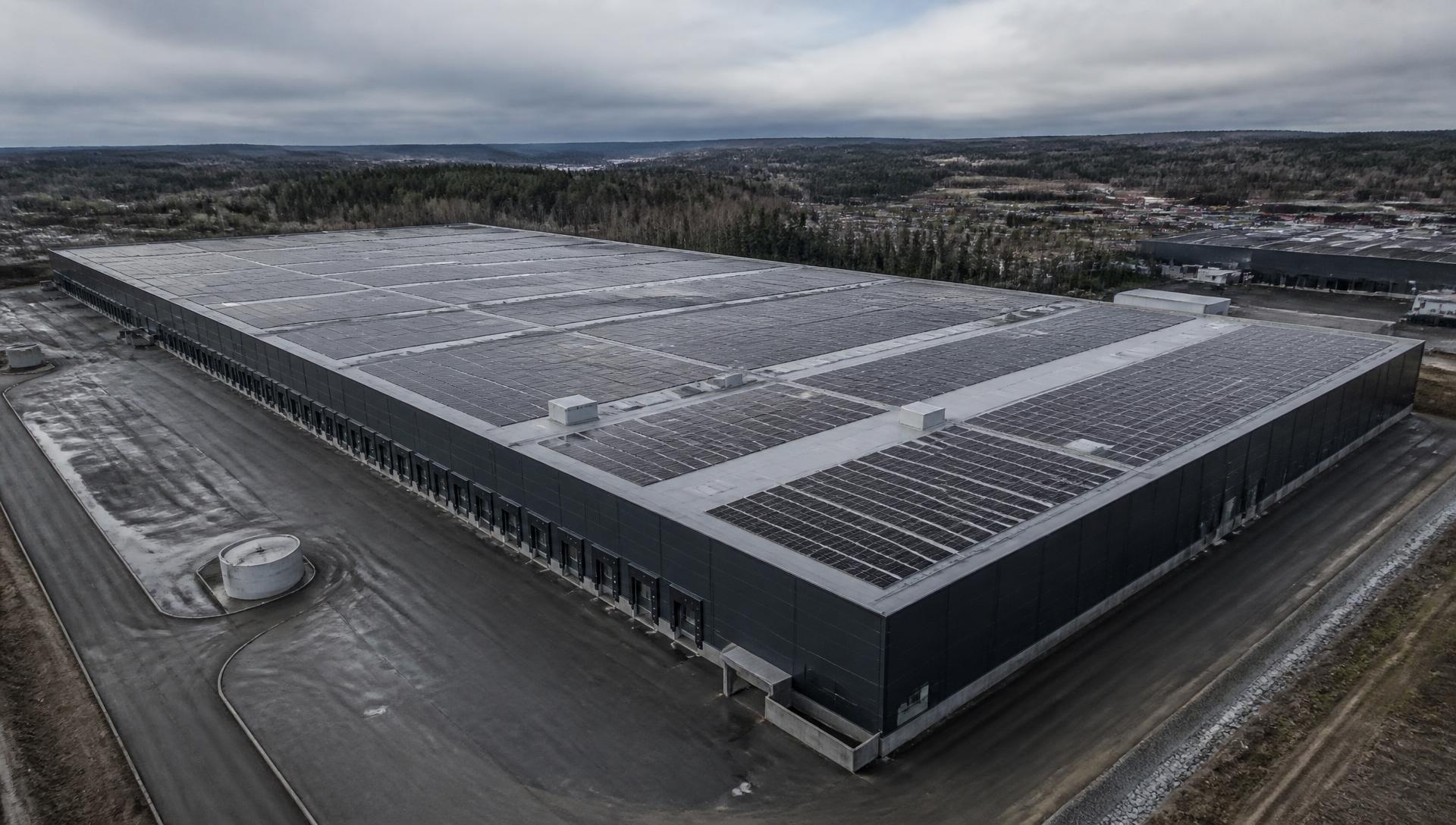 Gewerbe- und Hofdach mit Photovoltaikanlage